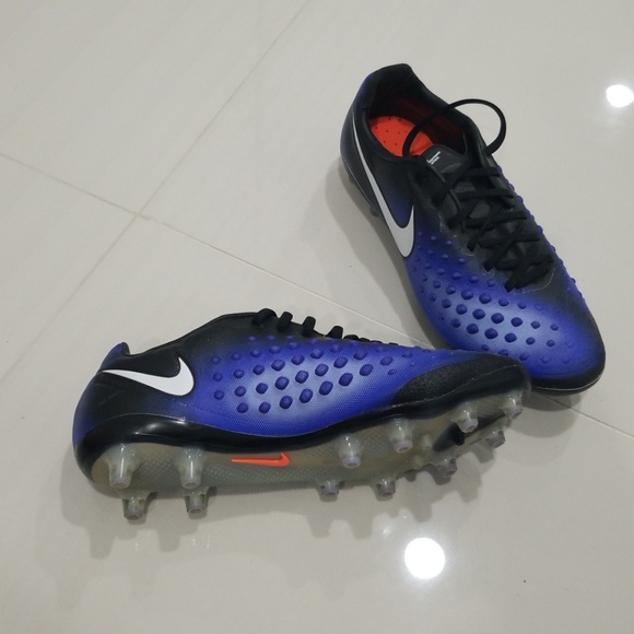 Women Soccer Cleats - Picture 2 of 4